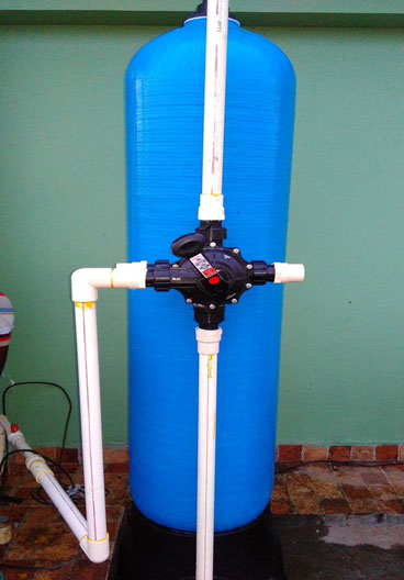Media based maintenance free iron water filter