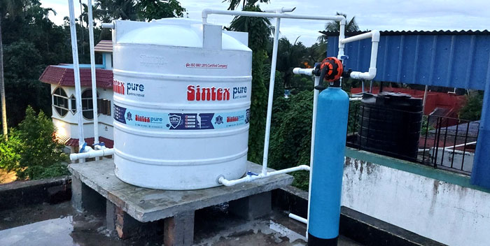 Water tank with Baskwash Enabled Media Iron Removal Filter